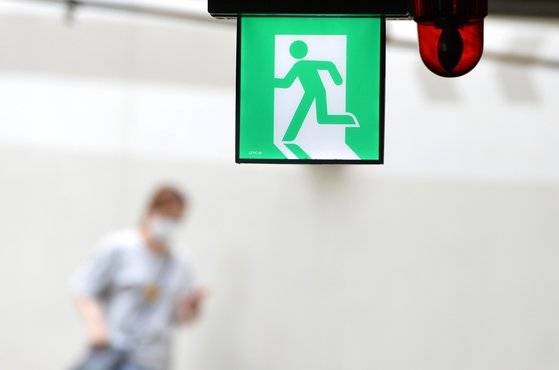 비상구 유도등. 프리랜서 김성태