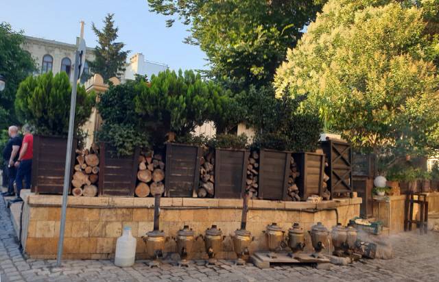 ▲ 찻주전자 사모바르가 즐비한 카페