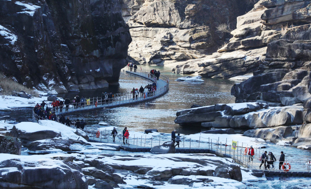 ▲ 철원 한탄강 얼음트레킹에 참여한 관광객들이 직탕폭포~순담에 이르는 8.5㎞ 구간의 물윗길을 걷고 있다.