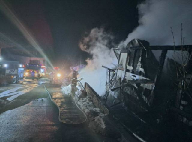 ▲ 13일 오후 7시42분쯤 평창군 대관령면 용산리에 위치한 한옥호텔에서 불이 나 건물 3동이 전소되고 2동의 일부가 불에 탔다. [강원특별자치도소방본부 제공]