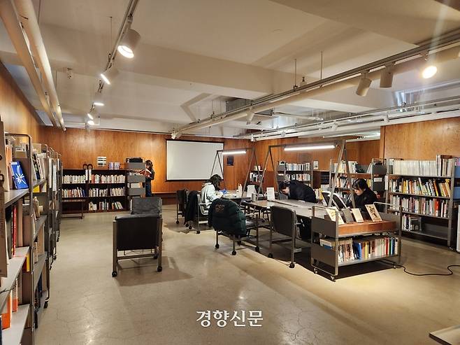 12일 오후 서울 마포구의 마포디자인·출판지원센터(wrm)에서 시민들이 디자인 서적을 읽고 있다. 2024.1.12 배시은 기자