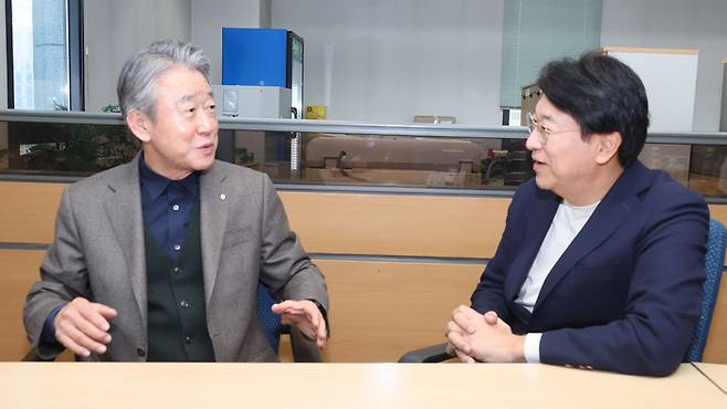 민승규 세종대 석좌교수(오른쪽)가 강호동 율곡농협 조합장과 대담하고 하고 있다.[이승환기자]