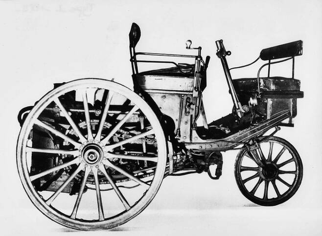 푸조는 독일 벤츠에 이어 1897년 세계 두 번째로 자동차를 만들었다. 사진은 푸조 세르폴레 [사진출처=스텔란티스코리아]