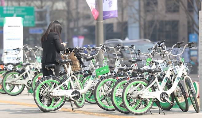 서울 시내에서 한 시민이 따릉이를 빌리고 있다. [사진 출처=매경DB]