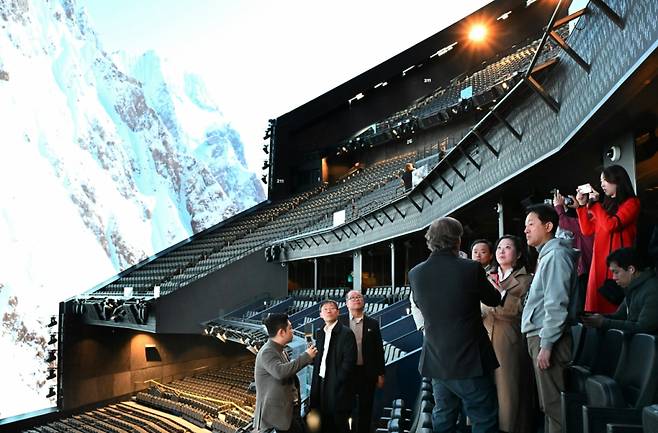 'CES 2024' 방문차 미국 출장 중인 오세훈 서울시장이 11일 오후(현지시간) MSG 스피어를 방문해 관계자 설명을 듣고 있다 /사진제공=서울시