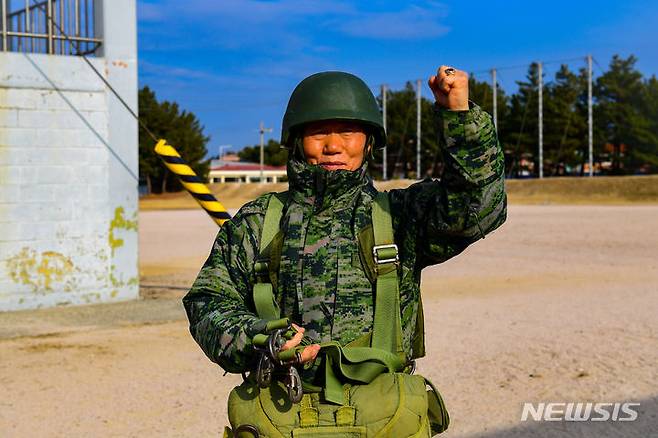 [포항=뉴시스] 안병철 기자 = 최고령 참가자인 최이기 씨(74)가 막타워 강하훈련에 앞서 구호를 외치고 있다. (사진=해병대1사단 제공) 2024.01.14. photo@newsis.com