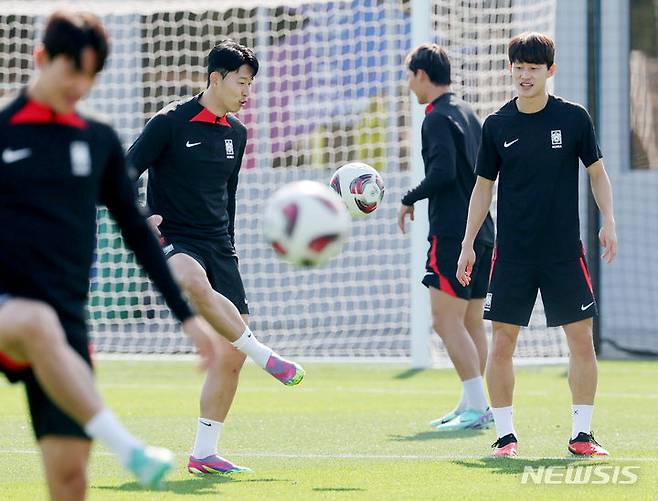 [도하(카타르)=뉴시스] 김근수 기자 = 손흥민 등 대한민국 축구대표팀이 14일(현지시간) 카타르 도하 알 에글라 트레이닝센터에서 훈련하고 있다. 위르겐 클린스만 감독이 이끄는 대표팀은 오는 15일 E조 조별리그 첫 경기인 바레인전을 시작으로 20일 요르단, 25일 말레이시아와 경기를 치른다. 2024.01.14. ks@newsis.com