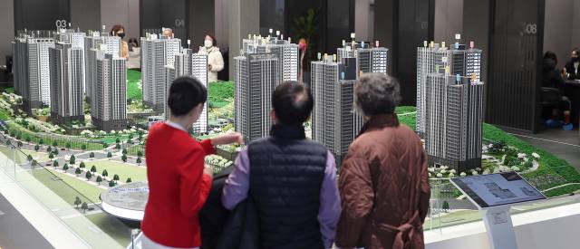 1주택인 자녀가 1주택을 보유한 부모 봉양을 위해 세대를 합칠 경우 자녀 또는 부모 주택 중 하나를 10년 이내에 처분하면 1세대 1주택으로 간주해 비과세된다. 사진은 신규 분양 아파트의 견본주택을 둘러보는 모습. /연합뉴스