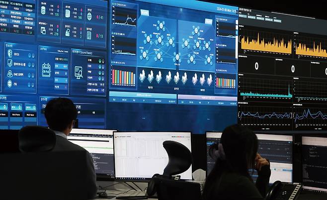 2024년 국내외에서 잇달아 치러지는 총선과 대선이 금융시장에 어떤 영향을 미칠지 관심이 쏠리고 있다. 사진은 경기도 성남시에 위치한 금융결제원 분당센터 통합관제실 모습 ⓒ연합뉴스