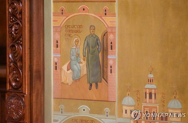 조지아 수도 트빌리시에 있는 성 삼위일체 대성당에 있는 스탈린 이콘화. 페인트로 훼손되기 이전 모습. [로이터=연합뉴스. 자료사진. 재판매 및 DB 금지]