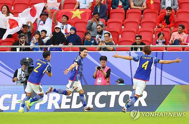 앞서 가는 일본 (도하=연합뉴스) 김도훈 기자 = 14일 카타르 도하 앗수마마 스타디움에서 열린 2023 아시아축구연맹(AFC) 아시안컵 조별리그 D조 일본과 베트남의 경기. 일본 미나미노 다쿠미가 선취골을 넣은 뒤 동료들과 기뻐하고 있다. 2024.1.14 superdoo82@yna.co.kr