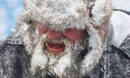 미국 뉴욕 하이마크 스타디움에서 제설작업 중인 한 근로자의 얼굴에 얼음이 맺혀 있다.(사진=AP 뉴시스)