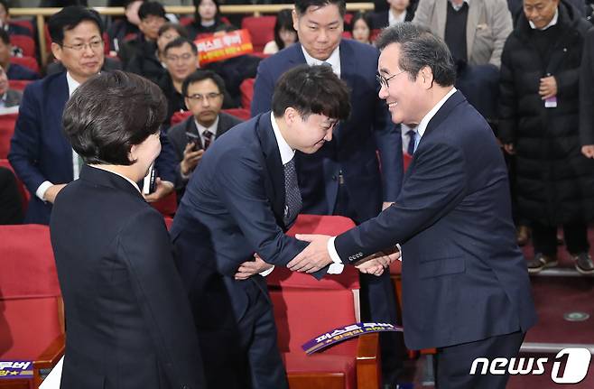 이낙연 전 더불어민주당 대표와 이준석 개혁신당(가칭) 정강정책위원장이 9일 오전 서울 여의도 국회 의원회관에서 열린 양향자 한국의희망 대표 출판기념회에서 악수를 나누고 있다. 2024.1.9/뉴스1 ⓒ News1 임세영 기자