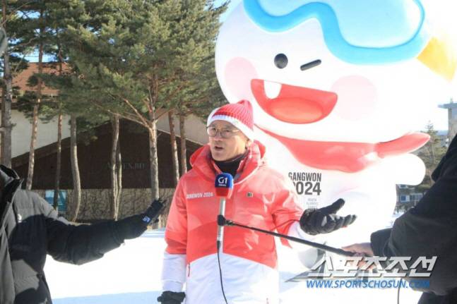 유인촌 문체부 장관이 강원 2024 현장 점검 후 인터뷰 하는 모습. 사진제공=강원2024 조직위