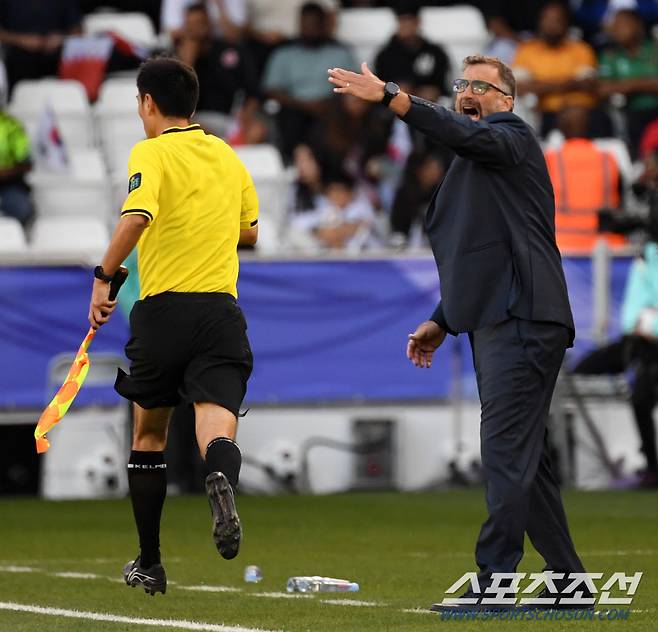 15일(현지시간) 카타르 도하 자심 빈 하마드 스타디움에서 열린 2023 아시아축구연맹(AFC) 카타르 아시안컵 대한민국과 바레인의 경기. 후안 안토니오 피찌 감독이 작전 지시를 하고 있다. 도하(카타르)=박재만 기자 pjm@sportschosun.com/2023.01.15/