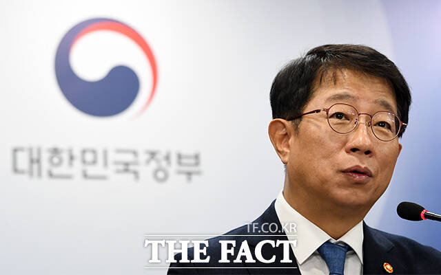 박상우 국토교통부 장관이 10일 오후 서울 종로구 정부서울청사에서 '국민과 함께하는 민생토론회(주택 분야)' 및 관련 주요 정책 계획을 브리핑하고 있다. /임영무 기자