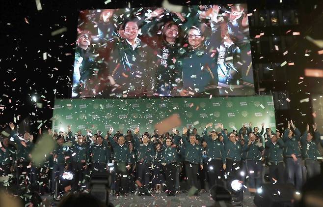 라이칭더 대만 총통 당선인이 13일 타이베이 민진당사 밖에서 열린 선거 승리 집회에 러닝 메이트 샤오메이친이 참석해 지지자들에게 손을 흔들고 있다.2024.01.13. 타이베이=AP/뉴시스