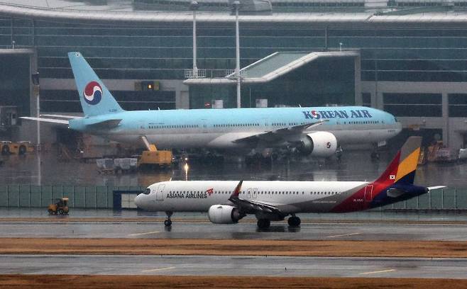 14일 오후 인천국제공항 계류장에 세워진 대한항공 항공기 앞으로 아시아나 항공기가 지나가고 있다. 2024.1.14/뉴스1 ⓒ News1 장수영 기자 /사진=뉴스1