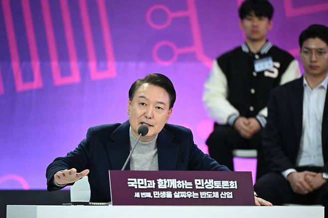 윤석열 대통령이 15일 경기 수원 장안구 성균관대 자연과학캠퍼스 반도체관에서 열린 '국민과 함께하는 민생토론회-세번째, 민생을 살찌우는 반도체 산업'에서 발언하고 있다. 윤 대통령은 이 자리에서 반도체 투자 활성화를 위한 관련 세액공제 연장 방침 등을 밝혔다. 윤 대통령은 특히 "(평택을 포함한) 경기도 남부를 관통하는 세계 최대의 반도체 메가클러스터를 조성하고 있다"며 예상 투자규모는 622조원이고, 여기서 창출되는 양질의 일자리는 최소 300만개라고 강조했다. 연합뉴스