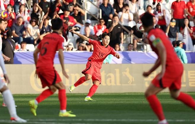 (도하(카타르)=뉴스1) 김성진 기자 = 대한민국 축구대표팀 이강인이 15일(현지시간) 카타르 도하 자심 빈 하마드 스타디움에서 열린 2023 아시아축구연맹(AFC) 카타르 아시안컵 조별리그 E조 대한민국과 바레인의 경기에서 크로스를 올리고 있다. 2024.1.15/뉴스1 /사진=뉴스1화상