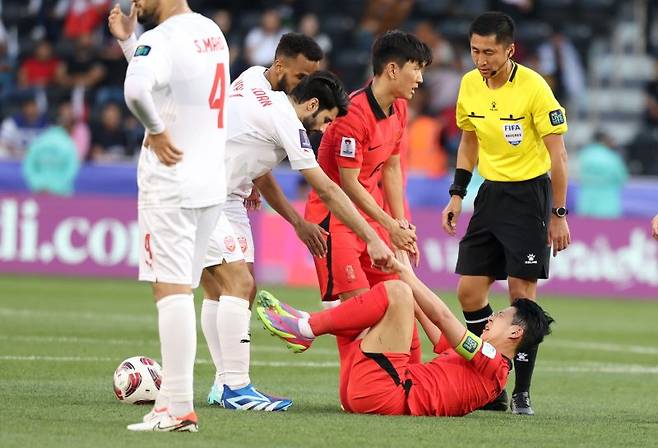 대한민국 축구대표팀 손흥민이 15일(현지시간) 카타르 도하 자심 빈 하마드 스타디움에서 열린 2023 아시아축구연맹(AFC) 카타르 아시안컵 조별리그 E조 대한민국과 바레인의 경기에서 반칙을 당한 후 바레인 알 하르단의 도움을 받아 일어나고 있다. 2024.1.15/뉴스1 ⓒ News1 김성진 기자 /사진=뉴스1