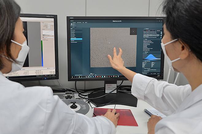 세포막단백질 연구소에서 연구원들이 극저온전자현미경으로 동물의 살아있는 단백질 구조를 관찰하고 있다. (ⓒ뉴스1, 무단 전재-재배포 금지)