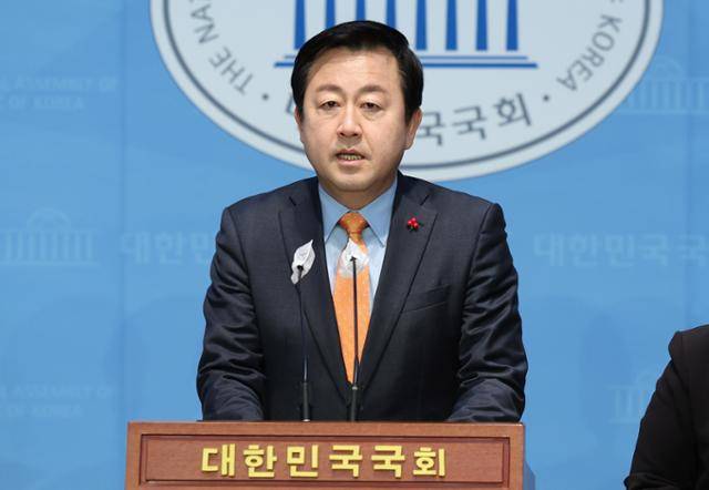 김용남 개혁신당 전략기획위원장이 15일 오전 서울 여의도 국회에서 개혁신당 정강정책 관련 기자회견을 하고 있다. 뉴시스