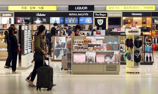 김포공항 국제선 청사에서 승객이 면세점을 이용하고 있다. 홍인기 기자