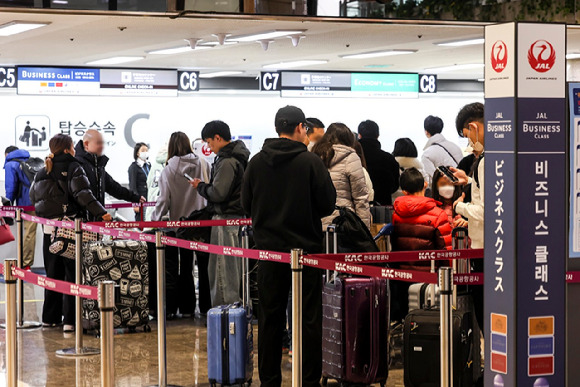 지난 3일 서울 강서구 김포국제공항 국제선 출국장 카운터에서 일본으로 향하는 여행객들이 출국 수속을 하고 있다. [사진=뉴시스]