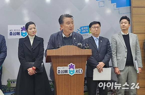 김영환(왼쪽 두번째) 충북지사가 10일 충북도청 브리핑룸에서 기자회견을 열고 ‘충북형 K-유학생 1만명 유치 프로젝트’에 대해 설명하고 있다. 2024. 01. 10. [사진=한준성 기자]