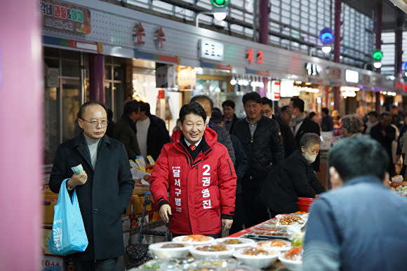 권영진 예비후보가 지난 12일 달서시장 장보기 행사를 펼치고 있다. [사진=권영진 예비후보 사무실]