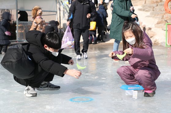 지난해 1월 28일 안동 암산얼음축제가 4년 만에 개막한 가운데 아이들이 빙어낚시 체험을 하고 있다. 사진 안동시