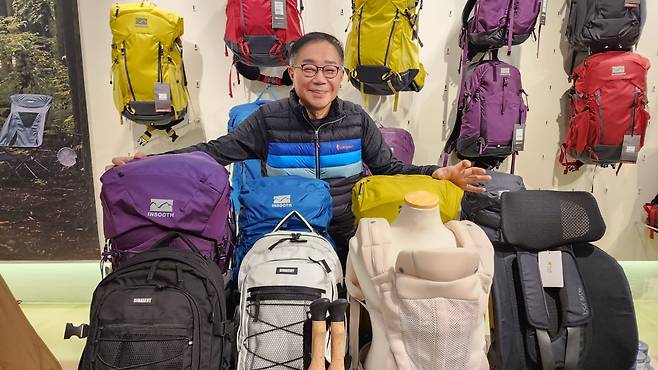 동인기연 정인수 대표가 최근 서울 방화동 아토판지아에서 자사 브랜드 제품들을 소개하고 있다. 최형창 기자