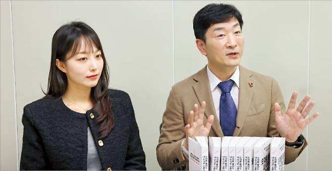 박문환 하나증권 클럽원금융센터 이사(오른쪽)와 딸 박이수 씨가 15일 서울 중림동 한국경제신문사에서 <숫자를 몰라도 내 주식은 오른다> 출간 기념 인터뷰를 하고 있다.  /이솔 기자