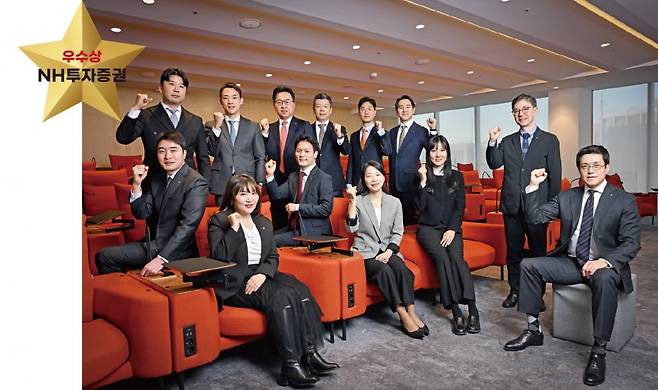 오태동 리서치본부장(위에서 셋째)과 NH투자증권 리서치본부 애널리스트 및 팀원들. 사진=이승재 한경매거진 기자