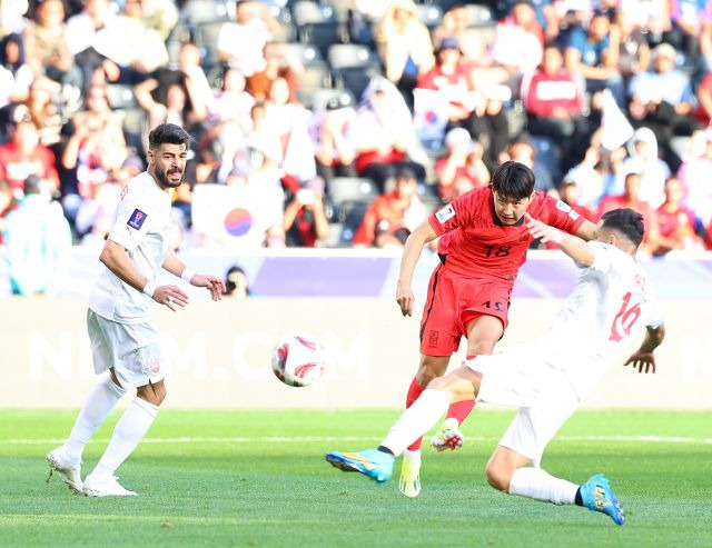 한국 축구 대표팀의 이강인이 15일(한국시간) 카타르 도하 자심 빈 하마드 스타디움에서 열린 2023 아시아축구연맹(AFC) 아시안컵 조별리그 E조 1차전 바레인과의 경기에서 결승골을 터뜨리고 있다. 연합뉴스