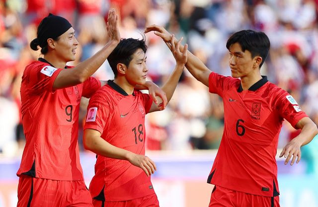 한국 축구대표팀 공격수 이강인(가운데)이 15일 카타르 알라이얀 자심빈하마드 스타디움에서 바레인과 가진 2023 아시아축구연맹(AFC) 아시안컵 조별리그 E조 1차전에서 후반전에 득점한 뒤 조규성(왼쪽), 황인범의 축하를 받고 있다. 연합뉴스