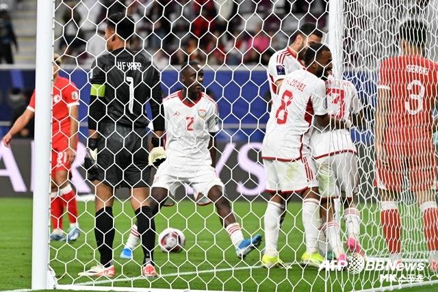 UAE 선수들이 술탄이 결승골을 넣자 기뻐하고 있다. 사진(도하 카타르)=AFPBBNews = News1