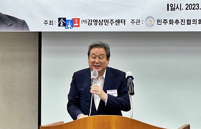 [부산=뉴시스] 원동화 기자 = 김영삼민주센터는 5일 부산 연제구의 부산시의회 브리핑룸에서 문민정부 출범 30주년을 맞아 ‘김영삼 대통령과 부산·울산·경남’이라는 주제로 기념 세미나를 열었다. 김무성 민주화추진협의회 회장이 인사말을 하고 있다. 2023.09.05.