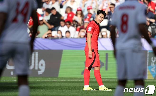 대한민국 축구대표팀 이강인이 15일(현지시간) 카타르 도하 자심 빈 하마드 스타디움에서 열린 2023 아시아축구연맹(AFC) 카타르 아시안컵 조별리그 E조 대한민국과 바레인의 경기에서 프리킥을 준비하고 있다. / 사진 = 뉴스1