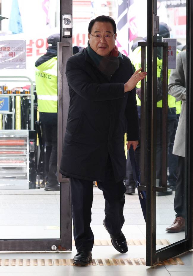 국민의힘 정영환 공천관리위원장이 지난 11일 서울 여의도 국민의힘 중앙당사로 출근하기 위해 현관문으로 들어서고 있다.  뉴시스