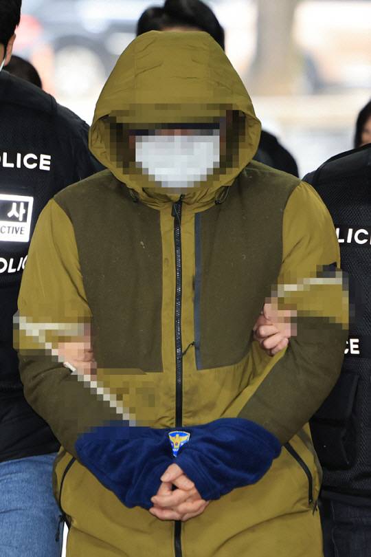 배우자를 둔기로 때려 살해한 혐의(살인)를 받는 대형 로펌 출신 미국 변호사 A씨가 지난해 12월 6일 오후 서초구 서울중앙지방법원에서 열린 영장실질심사에 출석하고 있다. 연합뉴스