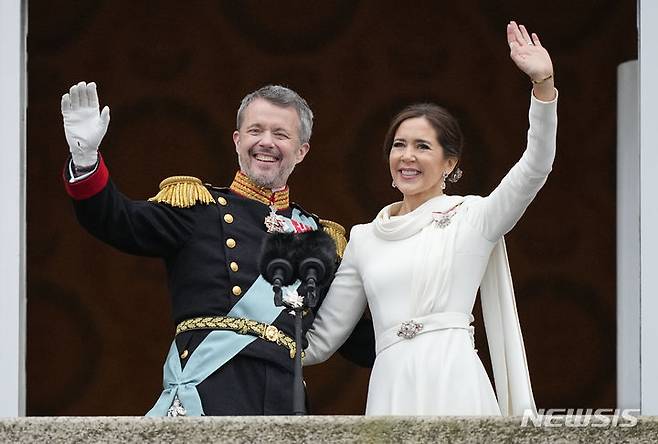[코펜하겐=AP/뉴시스] 프레데릭 10세 덴마크 신임 국왕(왼쪽)이 14일(현지시간) 덴마크 코펜하겐 크리스티안보르 궁전 발코니에서 메리 왕비와 함께 군중을 향해 손을 흔들고 있다. 2024.01.15.