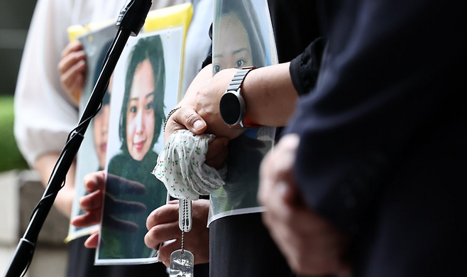 2023년 6월 고(故) 이예람 공군 중사 유족들이 고인의 사진을 든 채 기자회견을 열고 있다. ⓒ연합뉴스