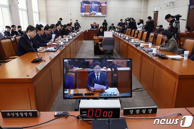 16일 서울 여의도 국회에서 이재명 더불어민주당 대표 피습 사건과 관련해 경찰의 축소·은폐 의혹을 규명을 위해 열린 행정안전위원회 전체회의가 여당 의원들과 경찰청장이 불참한 가운데 열리고 있다. 2024.1.16/뉴스1 ⓒ News1 송원영 기자