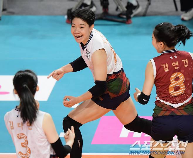 31일 인천 삼산월드체육관에서 열린 흥국생명과 현대건설의 경기. 현대건설 위파위가 득점 성공 후 환호하고 있다. 인천=정재근 기자 cjg@sportschosun.com/2023.12.31/