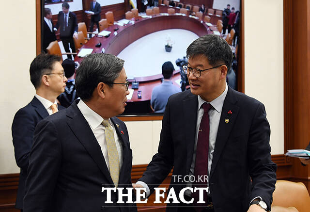 이기일 보건복지부 1차관(오른쪽)과 전병극 문화체육관광부 1차관이 16일 오전 서울 종로구 정부서울청사에서 열린 비상경제장관회의 겸 물가관계장관회의에 참석해 대화를 나누고 있다. /임영무 기자