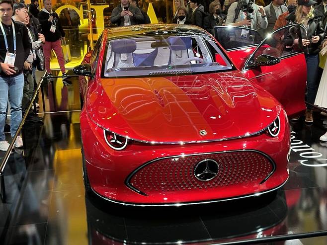 MMA 플랫폼 기반으로 설계된 벤츠의 콘셉트 CLA 클래스 차량이 CES 2024에 마련된 벤츠 부스에 전시돼 있다. 사진=최종근 기자