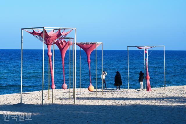 경포해변에 설치된 박치호와 한경희 작가의 '소통의 통로'.