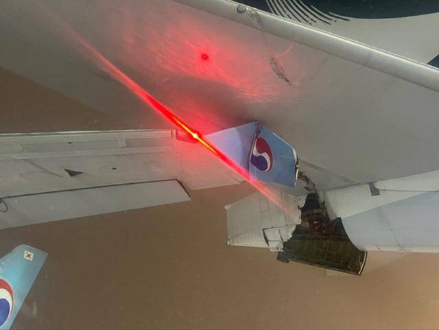 대한항공 항공기가 일본 삿포로 공항에서 캐세이퍼시픽 항공기와 충돌해 대한항공 항공기의 왼쪽 날개 일부분이 파손돼 있다. 독자 제공